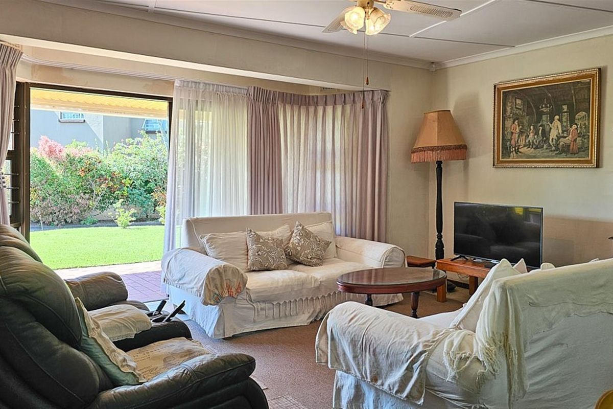 Happy, Spacious, Pet and Wheelchair Friendly Townhouse - Photo 2