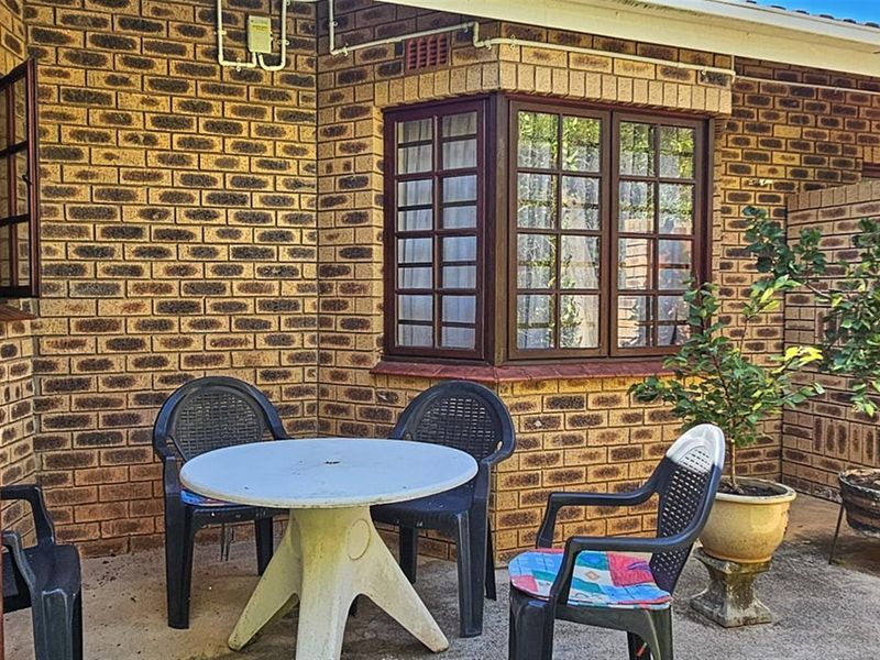 Happy, Spacious, Pet and Wheelchair Friendly Townhouse - Photo 5