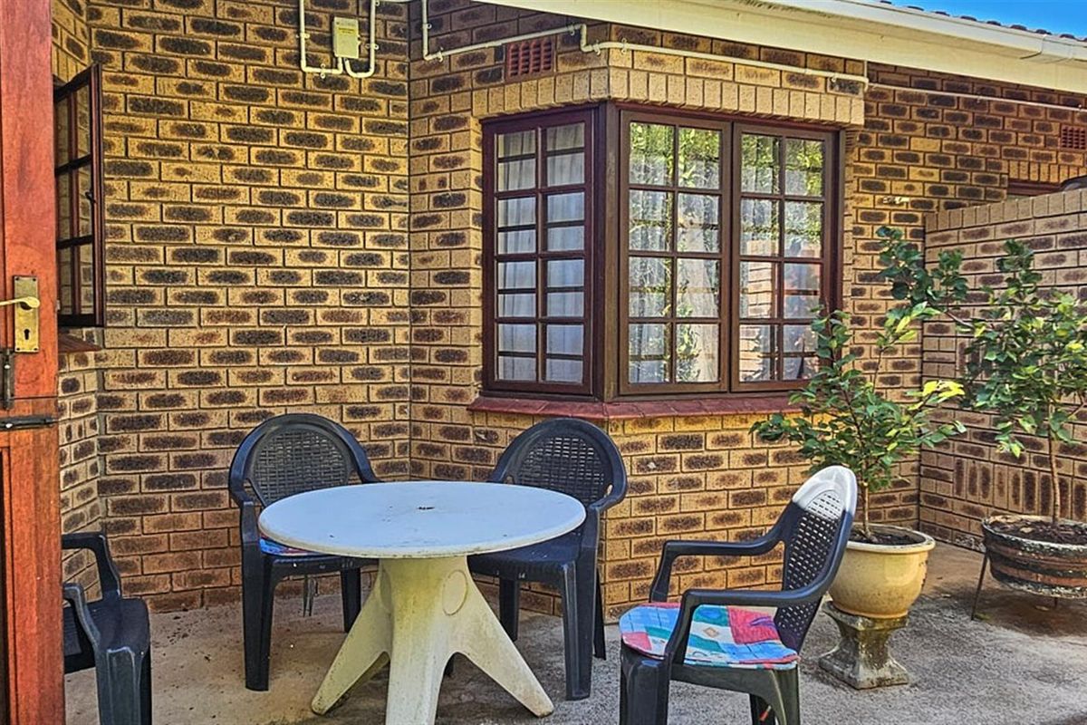 Happy, Spacious, Pet and Wheelchair Friendly Townhouse - Photo 5