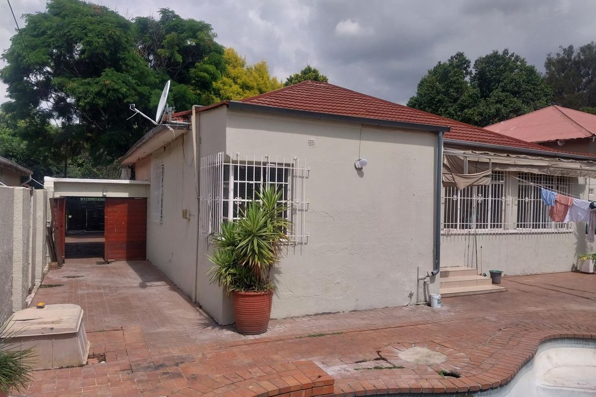 3 bedroom house For Sale in Kensington, Johannesburg - Photo 4