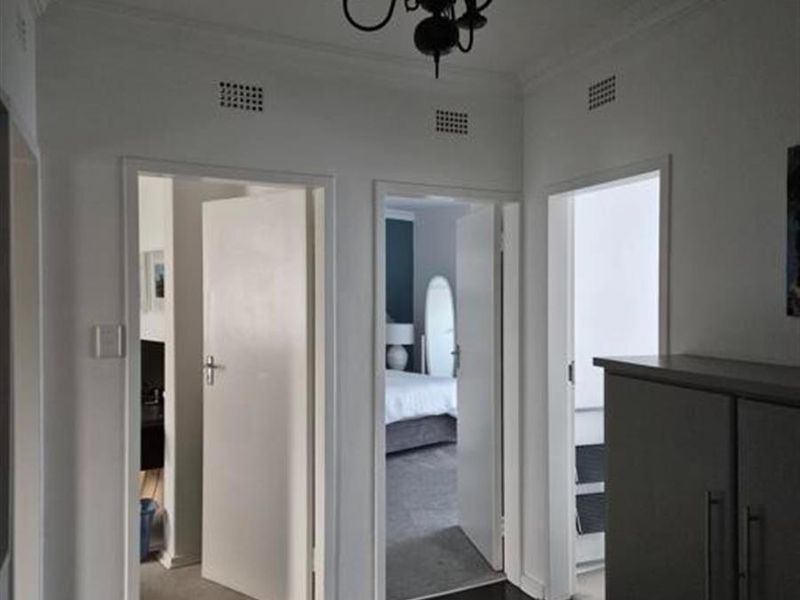 3-Bedroom Ground Floor Apartment in Bryanston - Photo 9