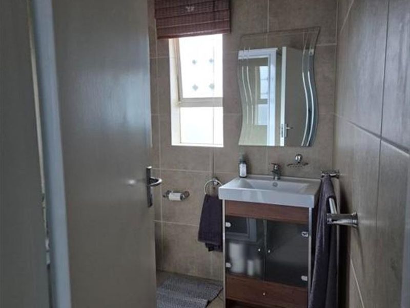 3-Bedroom Ground Floor Apartment in Bryanston - Photo 5
