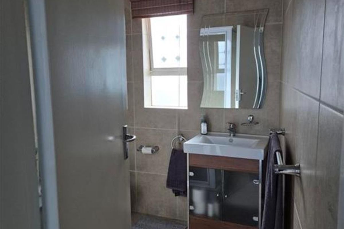 3-Bedroom Ground Floor Apartment in Bryanston - Photo 5