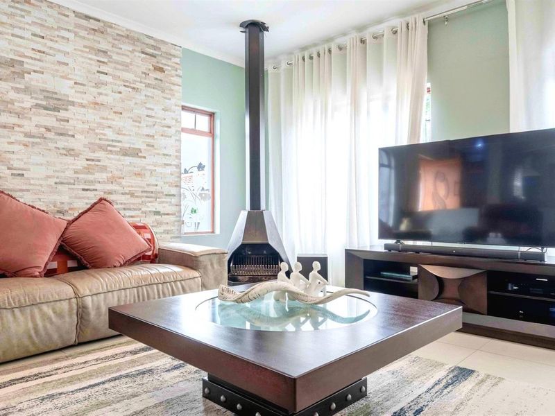 Spacious 5-Bedroom Family Home with Garden Cottage | Waterfall - Photo 7