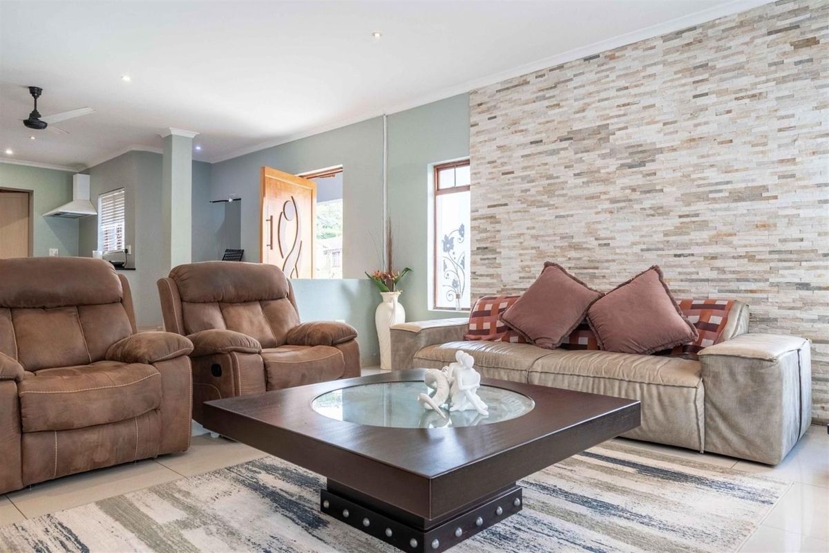 Spacious 5-Bedroom Family Home with Garden Cottage | Waterfall - Photo 5