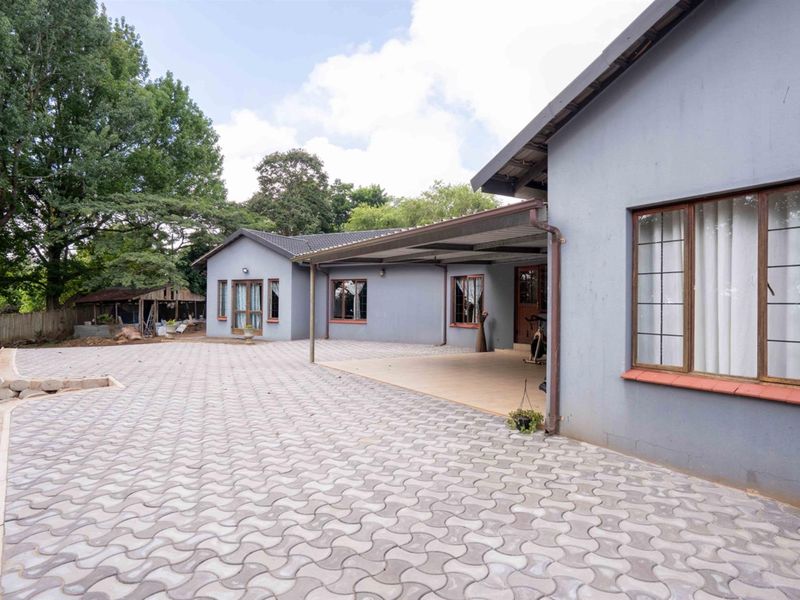 Spacious 5-Bedroom Family Home with Garden Cottage | Waterfall - Photo 2