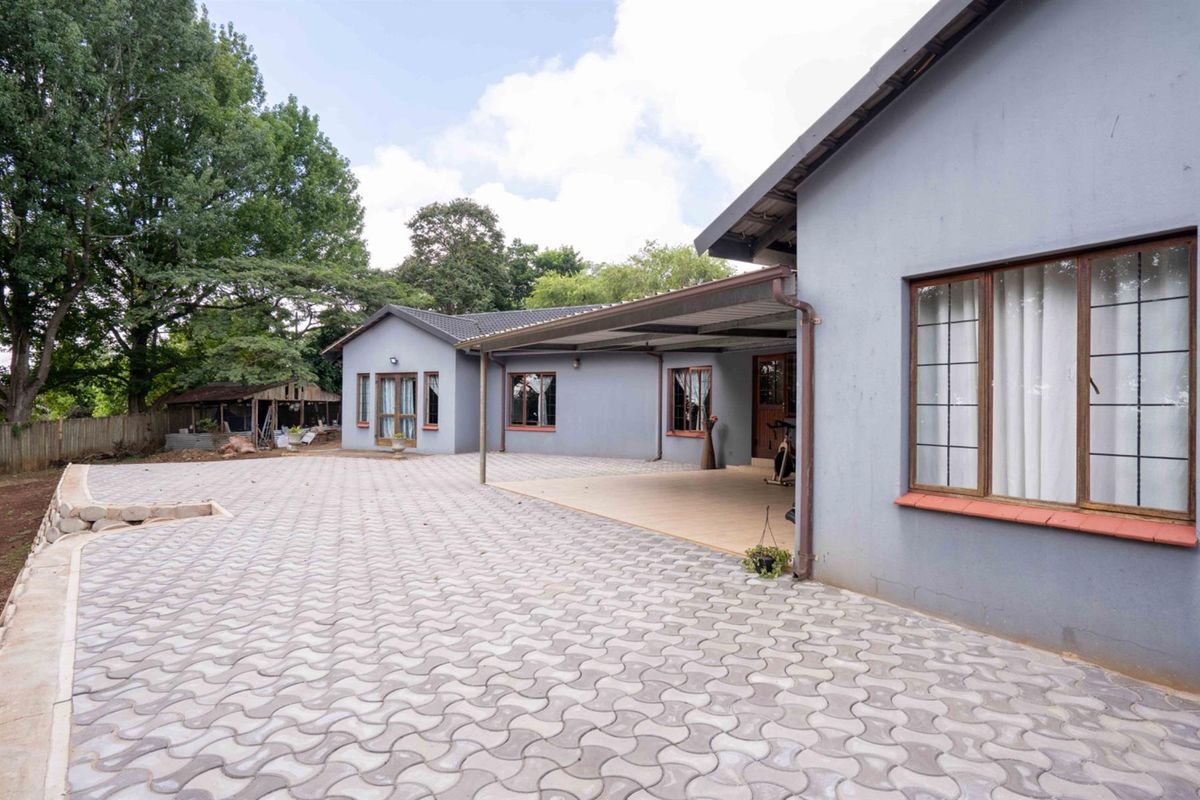 Spacious 5-Bedroom Family Home with Garden Cottage | Waterfall - Photo 2