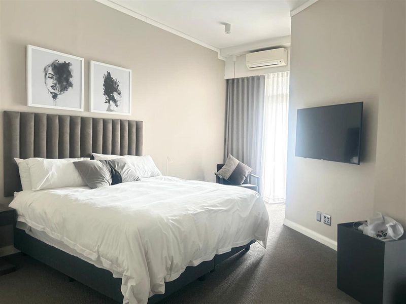 Elegant 1-Bedroom Apartment with Rooftop Pool and City Views R 23 000 p/m - Photo 9