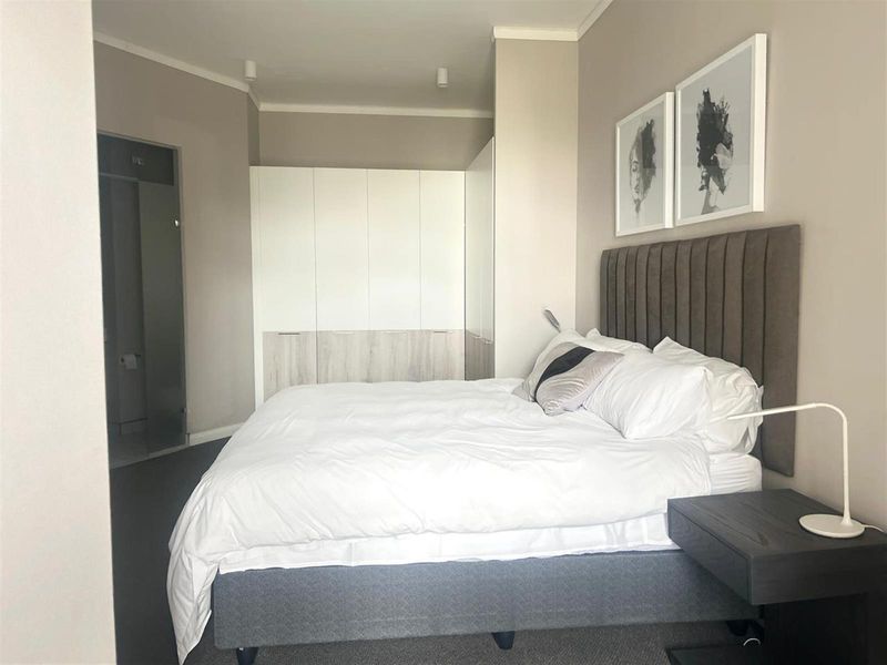 Elegant 1-Bedroom Apartment with Rooftop Pool and City Views R 23 000 p/m - Photo 3