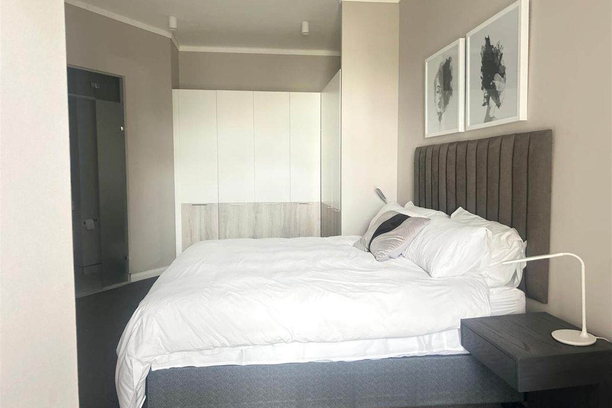 Elegant 1-Bedroom Apartment with Rooftop Pool and City Views R 23 000 p/m - Photo 3