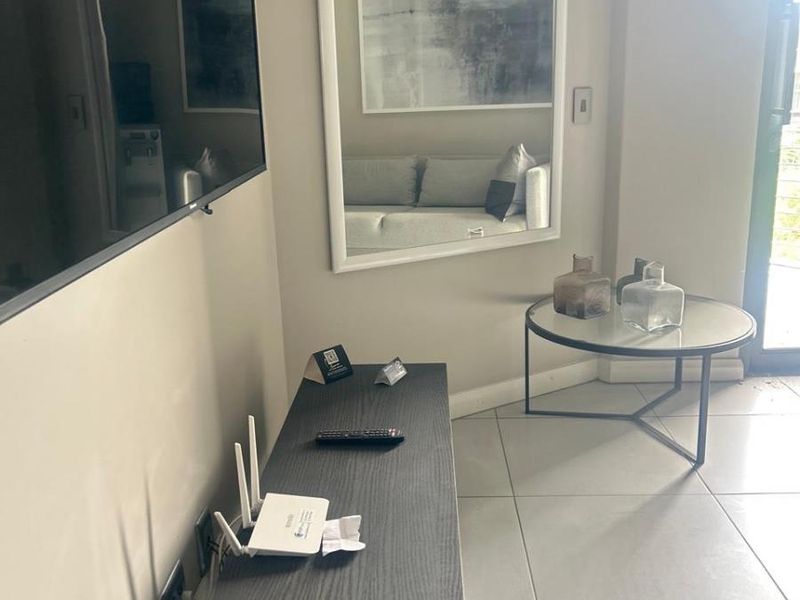 Elegant 1-Bedroom Apartment with Rooftop Pool and City Views R 23 000 p/m - Photo 4