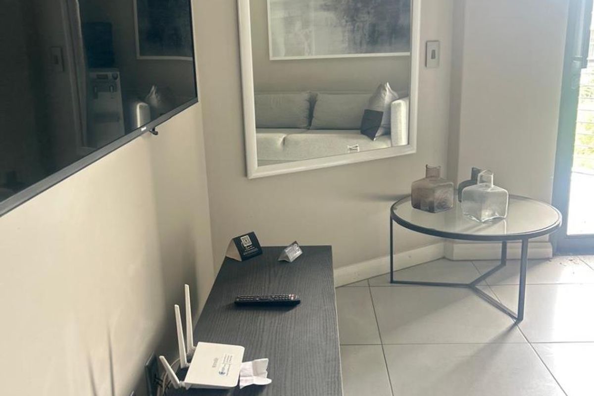 Elegant 1-Bedroom Apartment with Rooftop Pool and City Views R 23 000 p/m - Photo 4