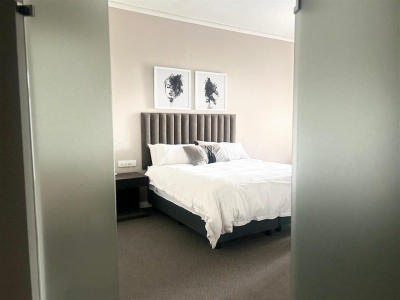 Elegant 1-Bedroom Apartment with Rooftop Pool and City Views R 23 000 p/m - Photo 5