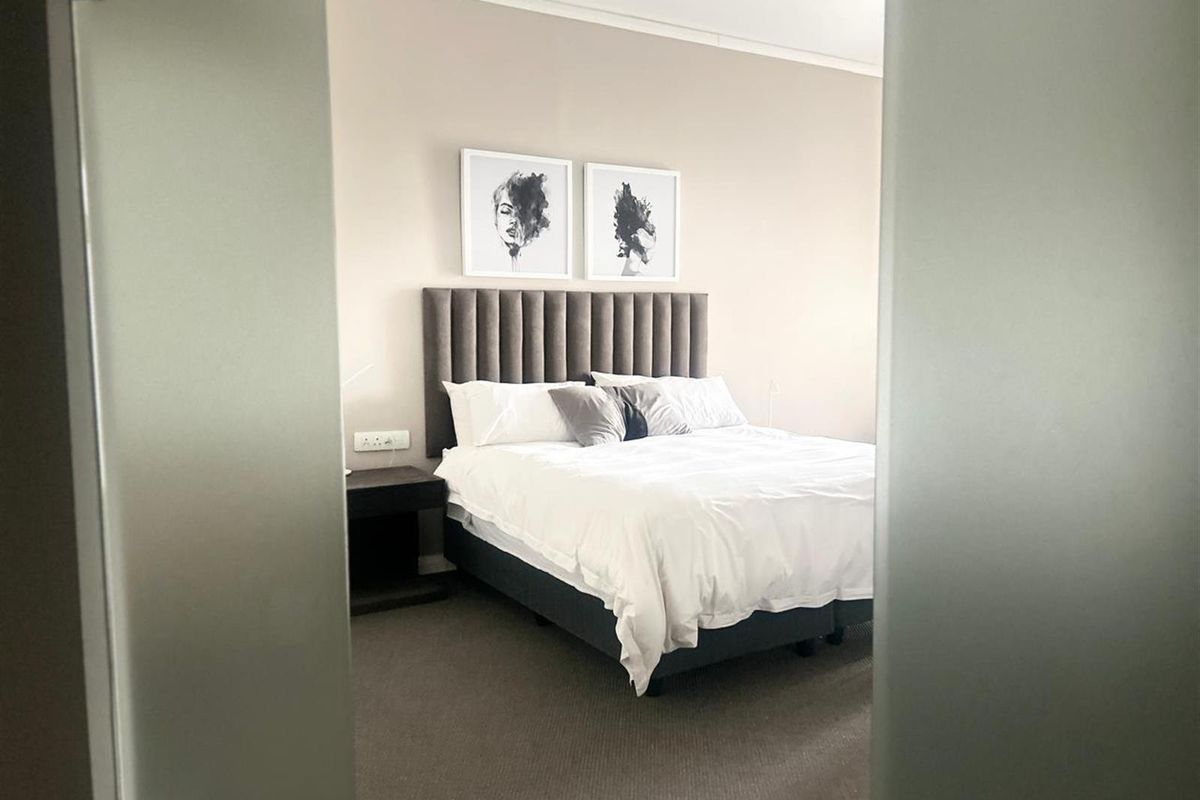 Elegant 1-Bedroom Apartment with Rooftop Pool and City Views R 23 000 p/m - Photo 5