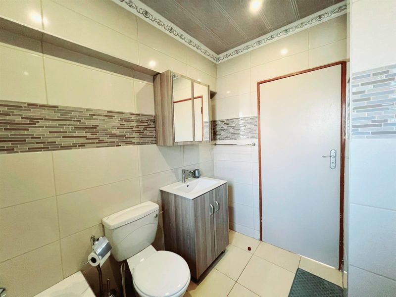 Secure Ground Floor Unit with Private Garden | 24hr Security | Weltevreden Park - Photo 10