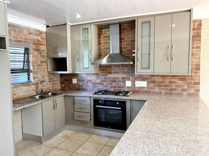 Secure Ground Floor Unit with Private Garden | 24hr Security | Weltevreden Park - Photo 6