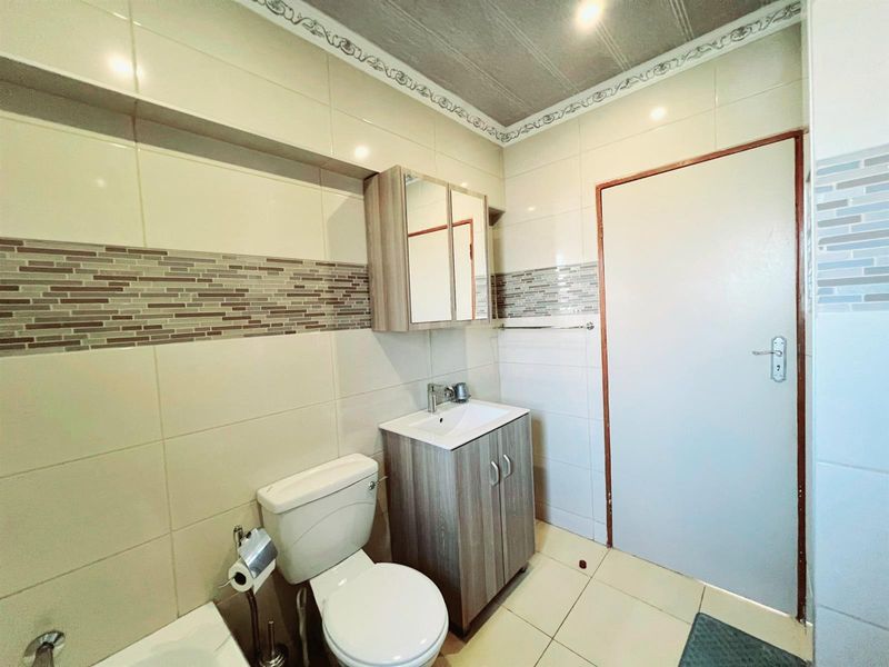 Secure Ground Floor Unit with Private Garden | 24hr Security | Weltevreden Park - Photo 9