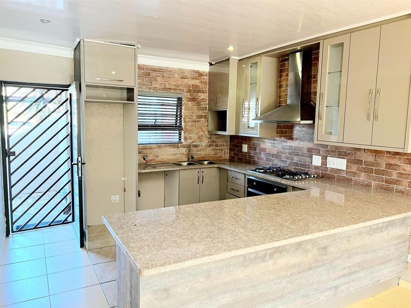 Secure Ground Floor Unit with Private Garden | 24hr Security | Weltevreden Park - Photo 8