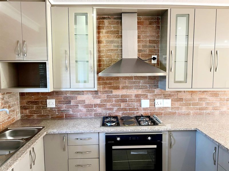 Secure Ground Floor Unit with Private Garden | 24hr Security | Weltevreden Park - Photo 7