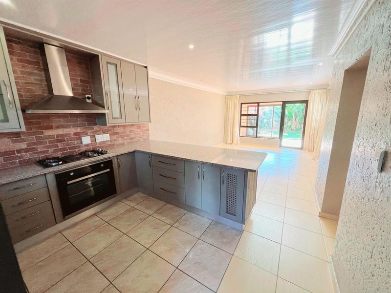 Secure Ground Floor Unit with Private Garden | 24hr Security | Weltevreden Park - Photo 5