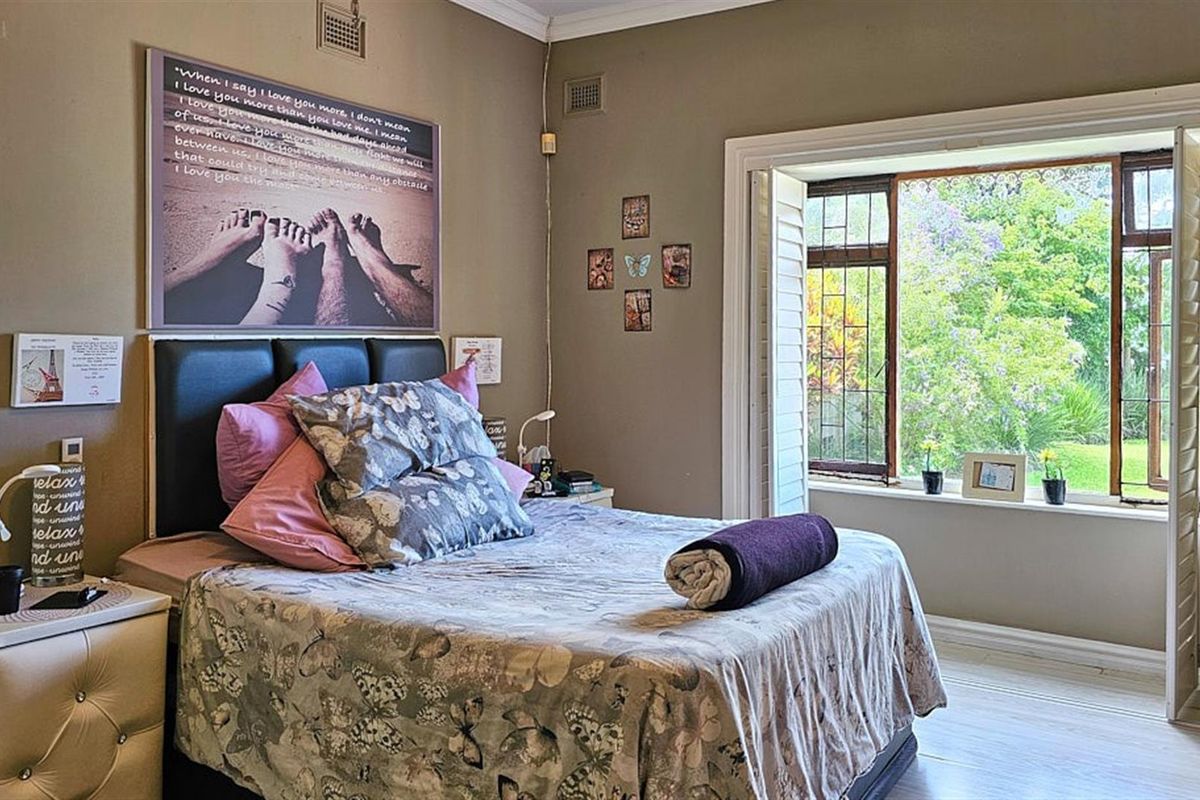 Unique 3 Bedroom, 3 Bathroom Modern House - Photo 5