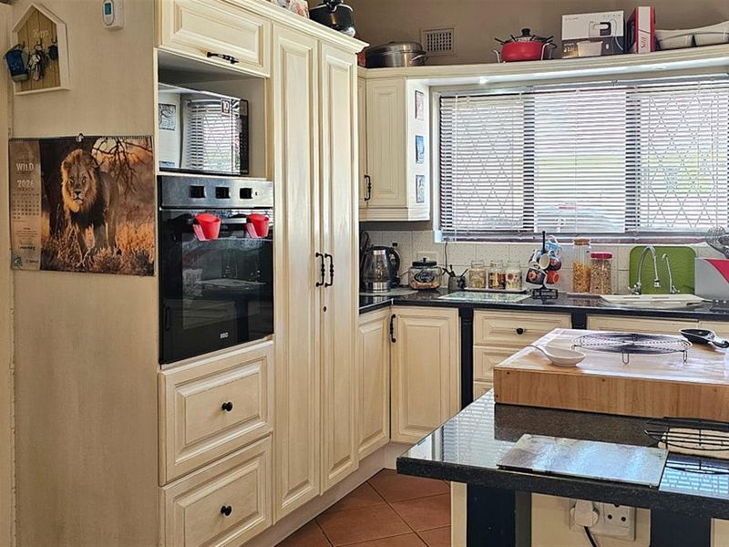 Unique 3 Bedroom, 3 Bathroom Modern House - Photo 4