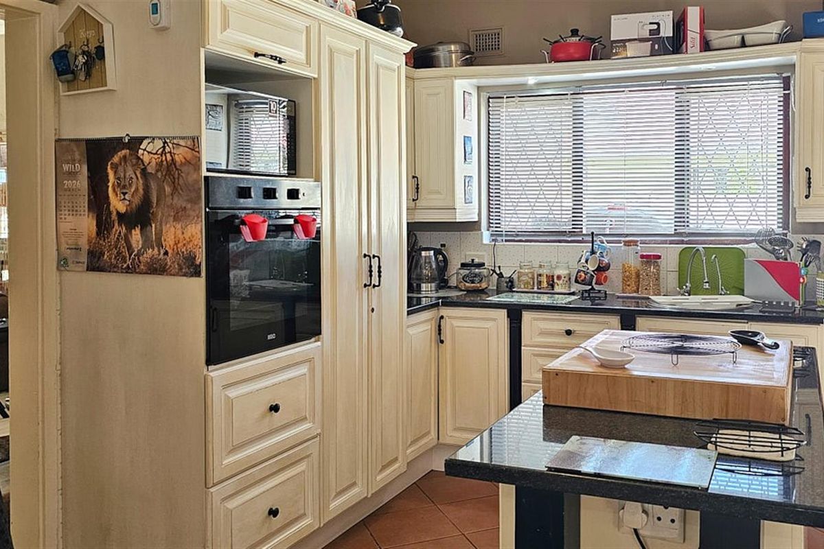 Unique 3 Bedroom, 3 Bathroom Modern House - Photo 4