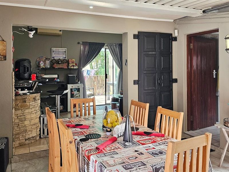 Unique 3 Bedroom, 3 Bathroom Modern House - Photo 3