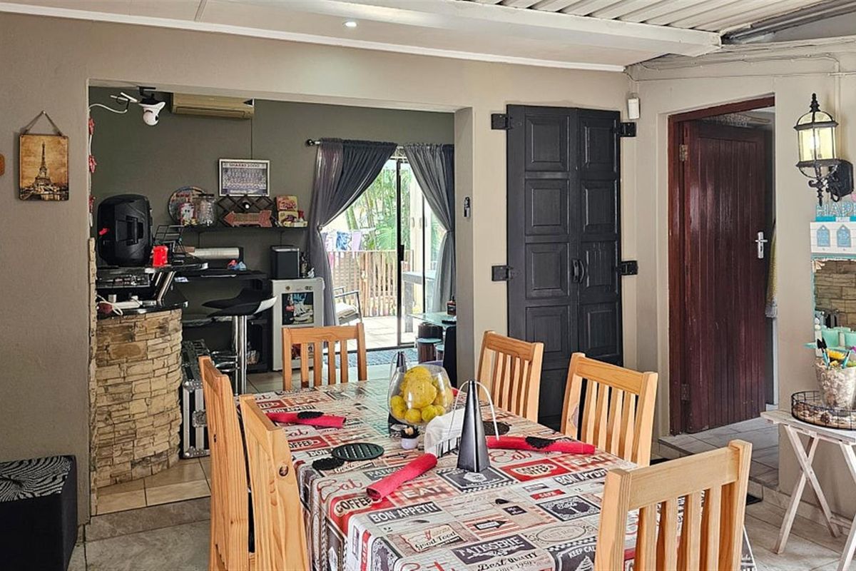 Unique 3 Bedroom, 3 Bathroom Modern House - Photo 3