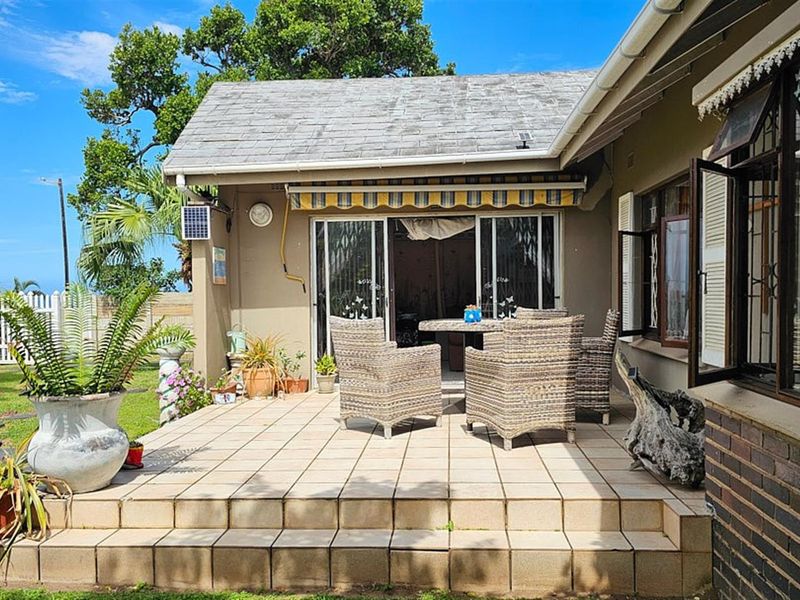 Unique 3 Bedroom, 3 Bathroom Modern House - Photo 9