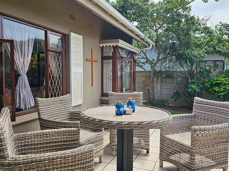 Unique 3 Bedroom, 3 Bathroom Modern House - Photo 8