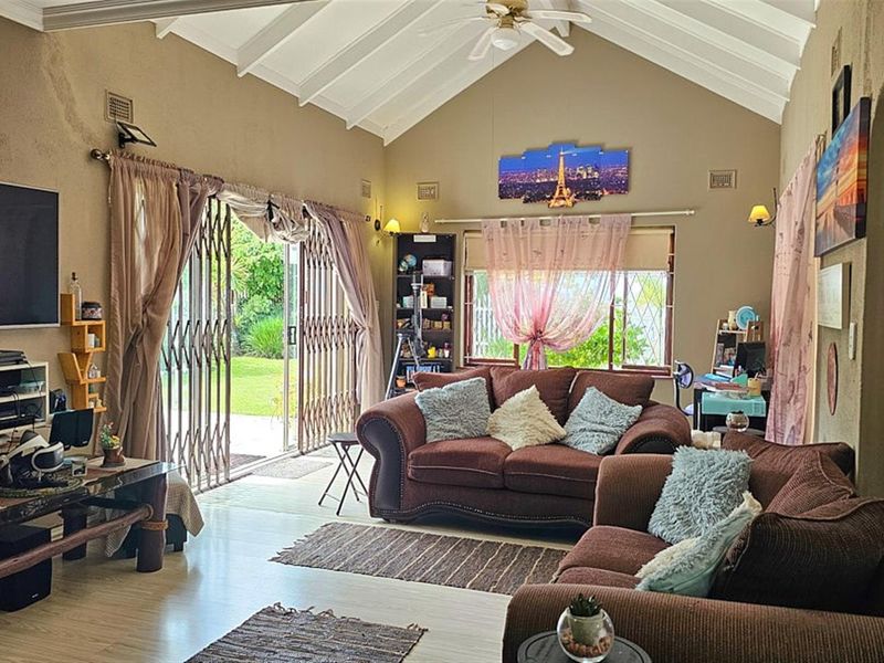 Unique 3 Bedroom, 3 Bathroom Modern House - Photo 7