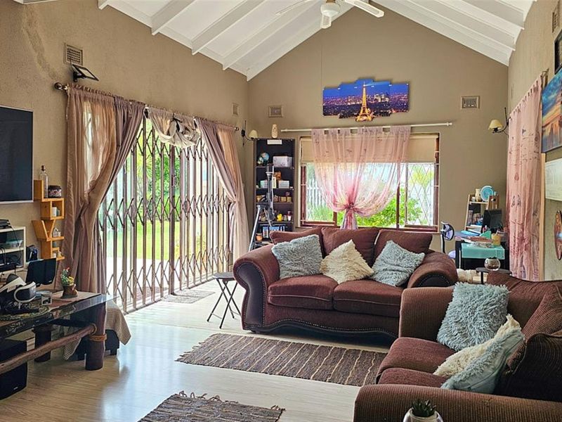 Unique 3 Bedroom, 3 Bathroom Modern House - Photo 2