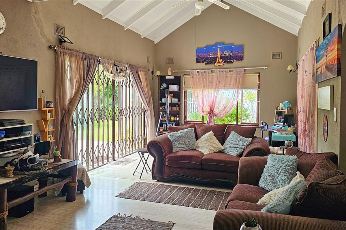 Unique 3 Bedroom, 3 Bathroom Modern House - Photo 2