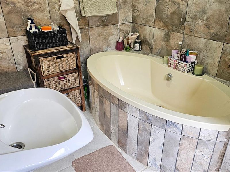 Unique 3 Bedroom, 3 Bathroom Modern House - Photo 6