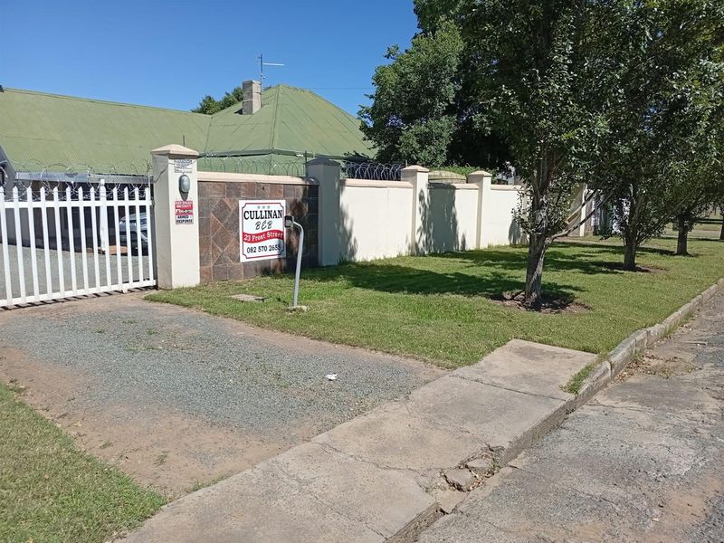 Established 10 Bedroom Bed and Breakfast for Sale in Top Town, Komani - Photo 2