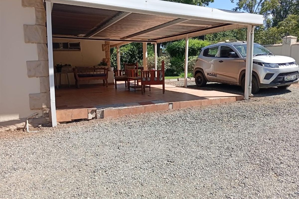 Established 10 Bedroom Bed and Breakfast for Sale in Top Town, Komani - Photo 5