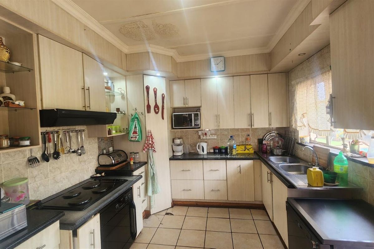 3 bedroom House For Sale in Welgedacht, Springs - big bargain - Photo 3