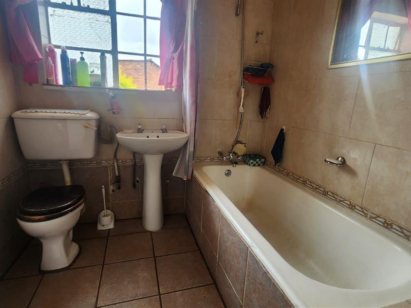 3 bedroom House For Sale in Welgedacht, Springs - big bargain - Photo 4