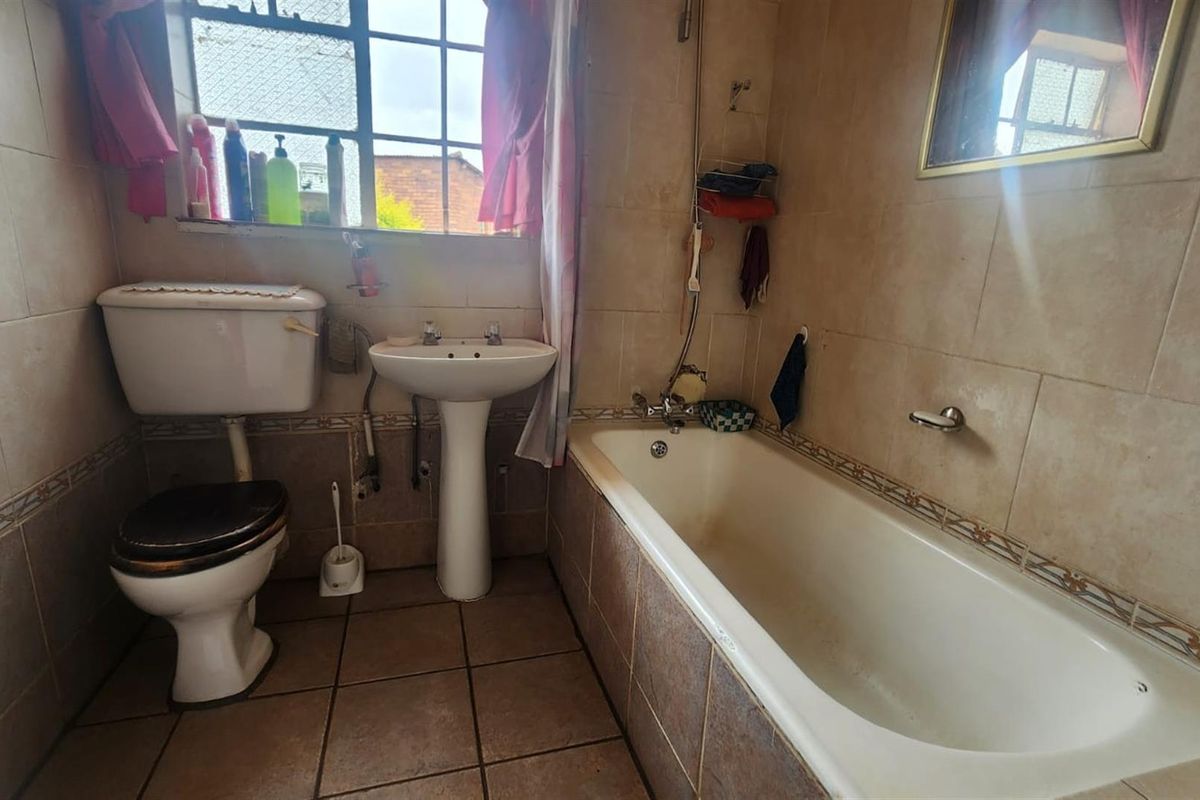 3 bedroom House For Sale in Welgedacht, Springs - big bargain - Photo 4