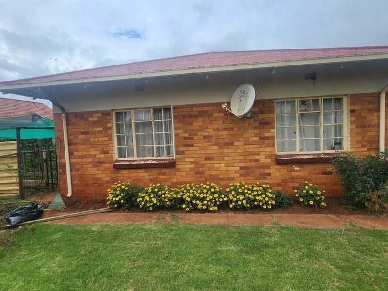 3 bedroom House For Sale in Welgedacht, Springs - big bargain - Photo 2