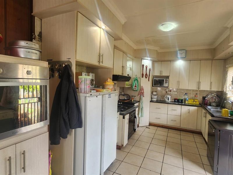 Exceptional Bargain - Spacious 3-Bedroom Family Home for Sale in Welgedacht, Springs - Photo 6