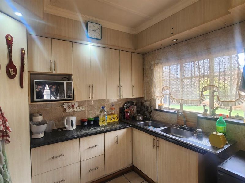 Exceptional Bargain - Spacious 3-Bedroom Family Home for Sale in Welgedacht, Springs - Photo 5