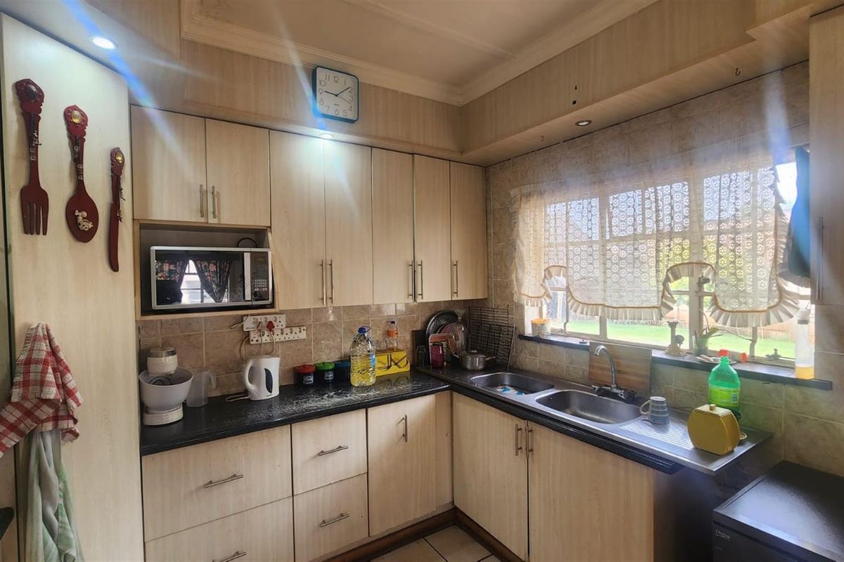 Exceptional Bargain - Spacious 3-Bedroom Family Home for Sale in Welgedacht, Springs - Photo 5