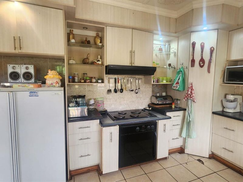 Exceptional Bargain - Spacious 3-Bedroom Family Home for Sale in Welgedacht, Springs - Photo 4