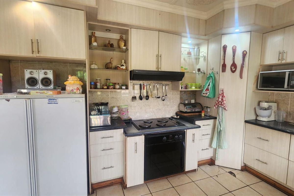 Exceptional Bargain - Spacious 3-Bedroom Family Home for Sale in Welgedacht, Springs - Photo 4