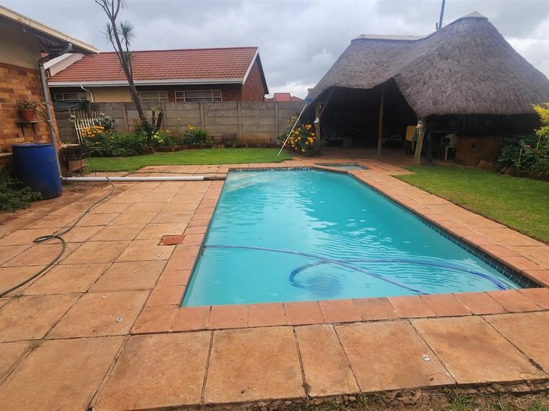 Exceptional Bargain - Spacious 3-Bedroom Family Home for Sale in Welgedacht, Springs - Photo 2