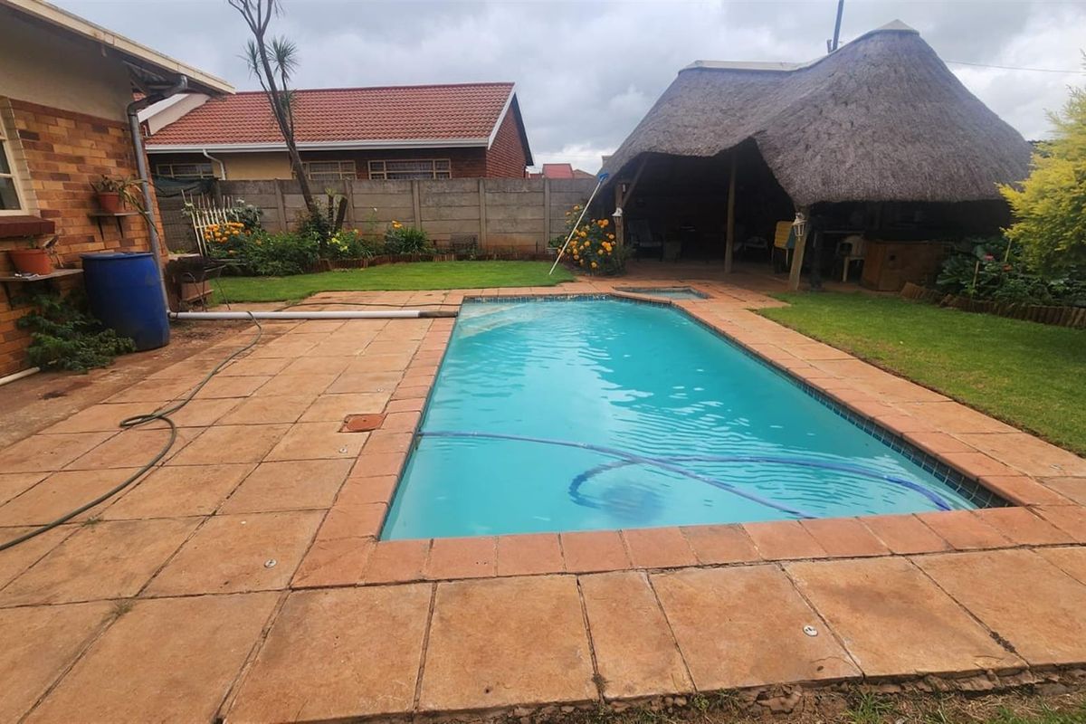 Exceptional Bargain - Spacious 3-Bedroom Family Home for Sale in Welgedacht, Springs - Photo 2