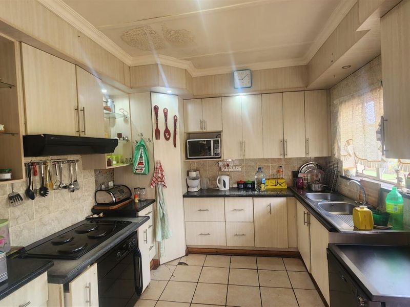 Exceptional Bargain - Spacious 3-Bedroom Family Home for Sale in Welgedacht, Springs - Photo 3