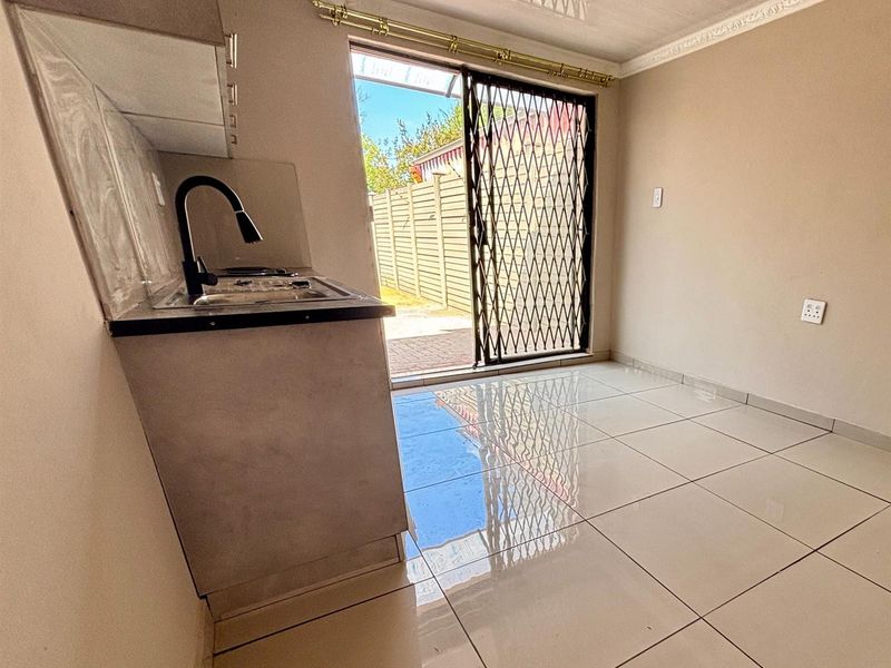 Apartment rented out in Sasolburg Ext 1 Sasolburg - Photo 1